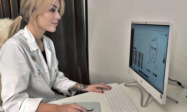 Kvinna framför dator som arbetar i ett journalsystem