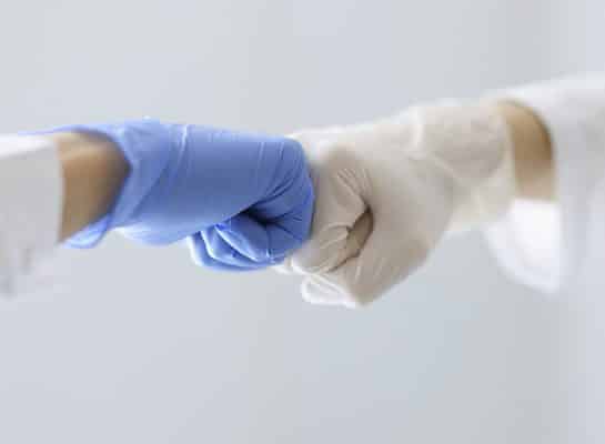 fistbump med kirurgiska handskar vit och blå som gör ett samtycke