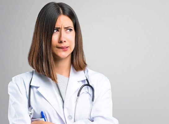 Förvirrad sjuksköterska som tänker på patientlagen