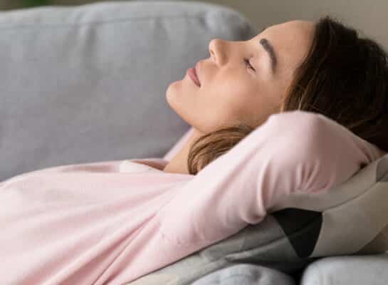 kvinna med mörkt hår vilar på en soffa eftervård injektionsbehandling