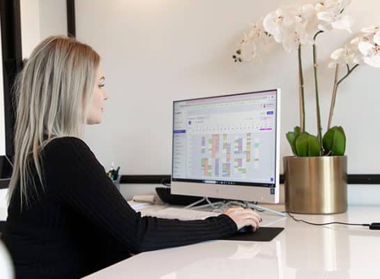 Ribelle Clinic arbetar med bokningssystemet MERIDIQ på desktop dator