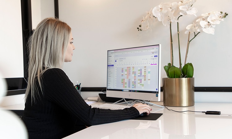 Ribelle Clinic arbetar med bokningssystemet MERIDIQ på desktop dator