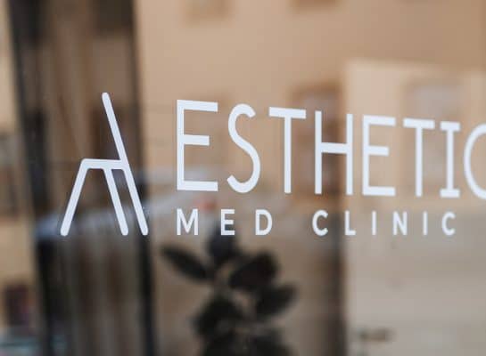 Aesthetic med clinic logo på fönster