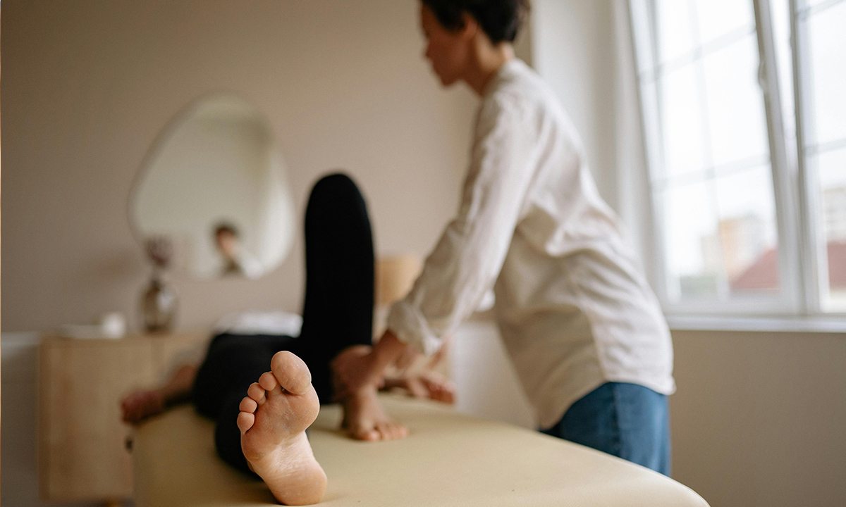 Chiropractor treating a patient – practice management software for chiropractic and osteopathy clinics