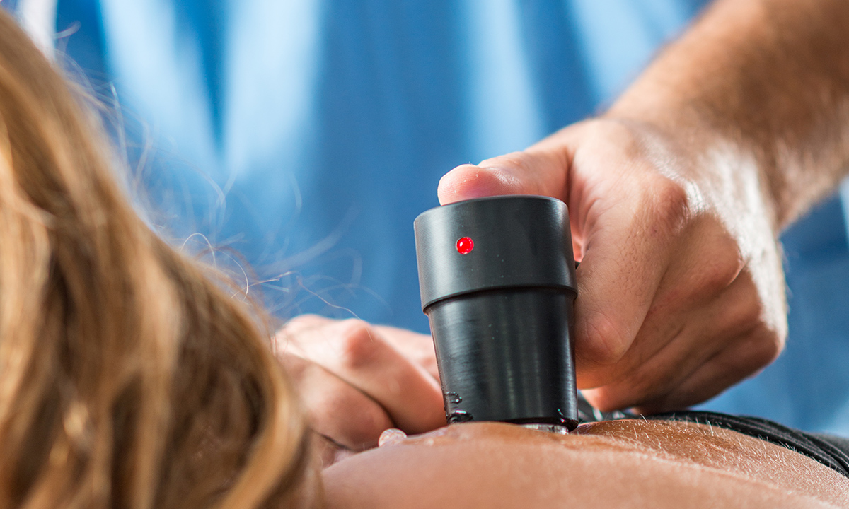 Chiropractor in a professional clinic setting – practice management software for manual therapists